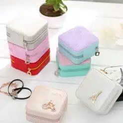 lukuga väike ehtekarp pu materjalist mõõtudega 10x10x5.5 cm avatud kaanega