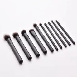 10 nailonist ja puidust meigipintslit erinevas suuruses