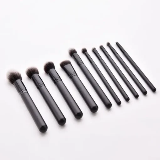 10 nailonist ja puidust meigipintslit erinevas suuruses