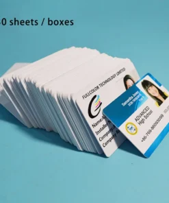 valged tühjad pvc-kaardid laual koos karbiga