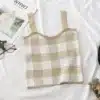 beeži ja valge ruuduline naiste topp laia õlapaelaga