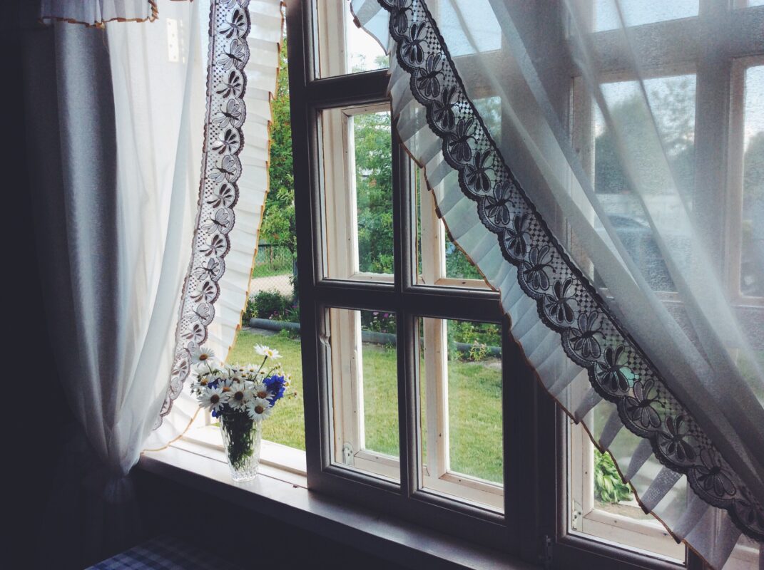 Kuidas valida kardinaid? | E-pood Tootemaailm Elegantne pitskardin aknaklaasi raamimas