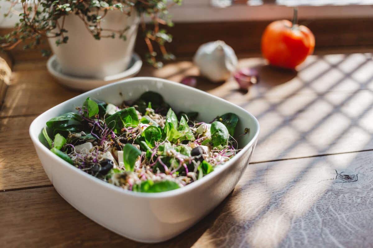 Kuidas valida toite kaalukaotamiseks? | E-pood Tootemaailm Tervislik salat valges kausis laual koos tomati ja küüslauguga