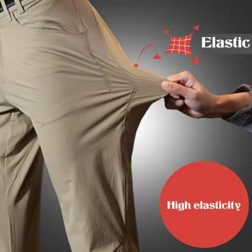 beežid venivad matkapüksid, mida tõmmatakse küljele, et näidata nende elastsust