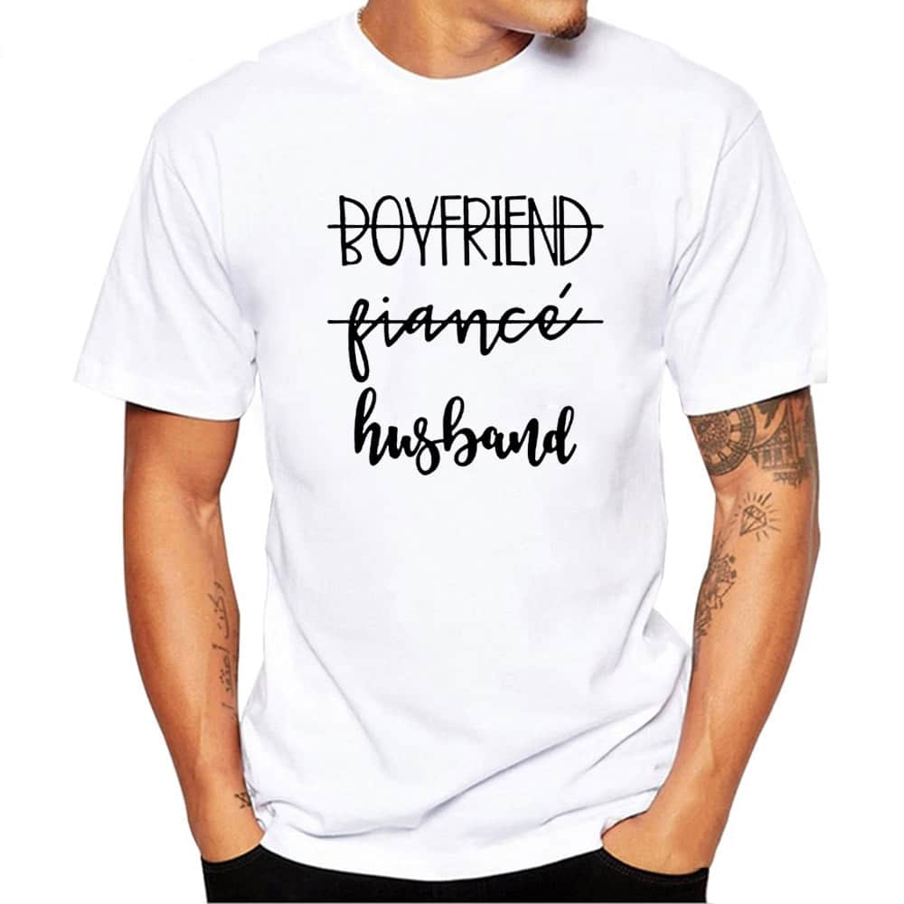 valge T-särk musta tekstiga 'boyfriend', 'fiancé', 'husband'