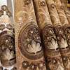 kuldpruunid kardinad rikkaliku mustriga ja ornamentidega