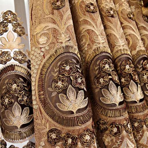 kuldpruunid kardinad rikkaliku mustriga ja ornamentidega