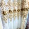 valged kardinad kuldsete ornamentidega