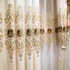 kuldsete ornamentidega heledad kardinad