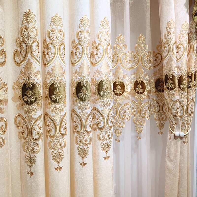 kuldsete ornamentidega heledad kardinad