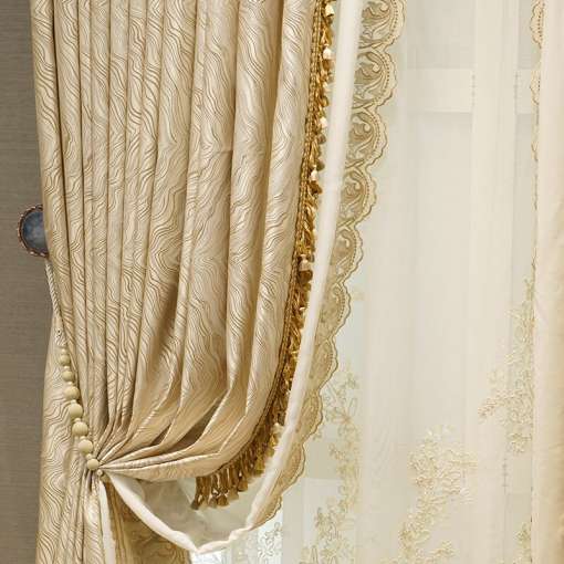 elegantsed beežid kardinad kuldsete detailidega