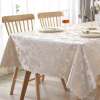 elegantne valge lillemustriga laudlina puidust laual