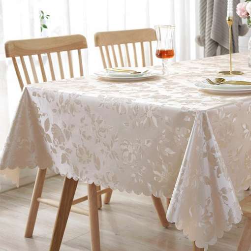 elegantne valge lillemustriga laudlina puidust laual