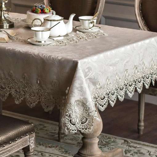 heledad pitsilised laudlinad ja toolikatted elegantse söögilaua ümber