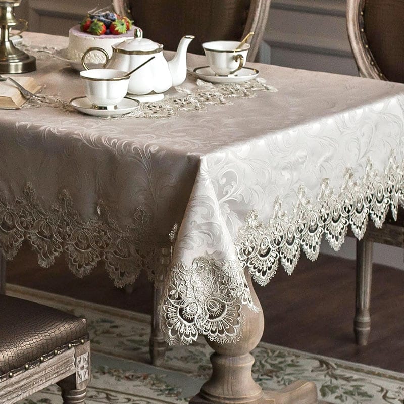 heledad pitsilised laudlinad ja toolikatted elegantse söögilaua ümber