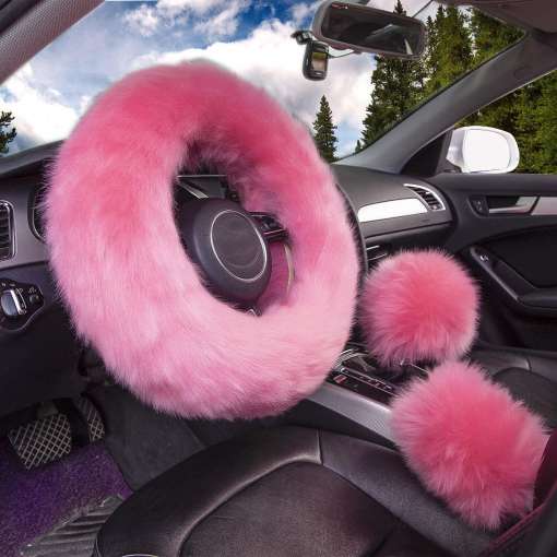 roosa karvane roolikate ja käigukangi kate autosalongis