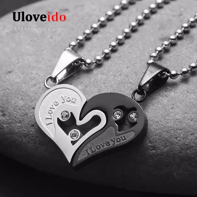 kaks südamekujulist kaelakeed, üks hõbedane ja teine must, millel on kiri 'I Love You'