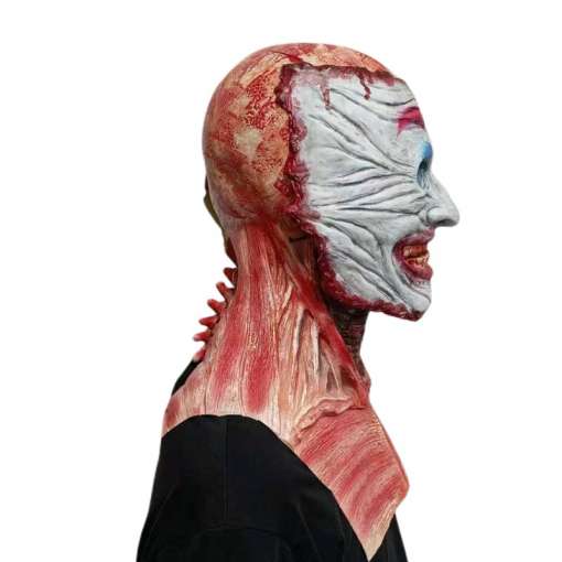 kummist mask, millel on hirmutav klouni nägu ja verine kael