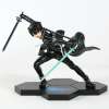 mustas rüüs anime figuur kahe mõõgaga