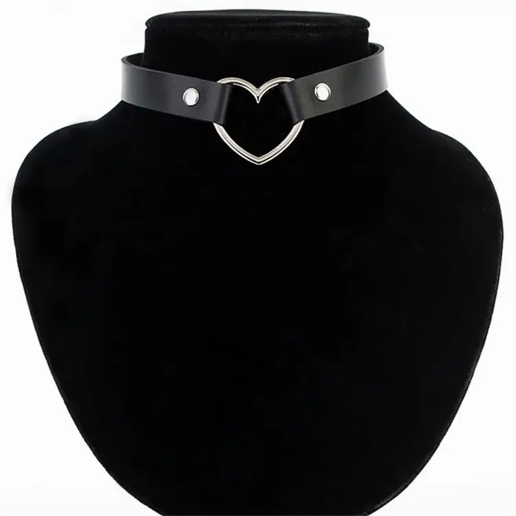 must choker kaelakee südamekujulise metallist ripatsiga