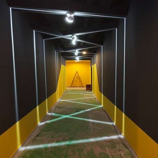 koridor, mille laes on paigaldatud LED valgustid, mis loovad geomeetrilisi valgusmustreid