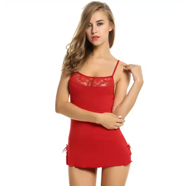 punane naiste topp ja stringid pitsilise detailiga