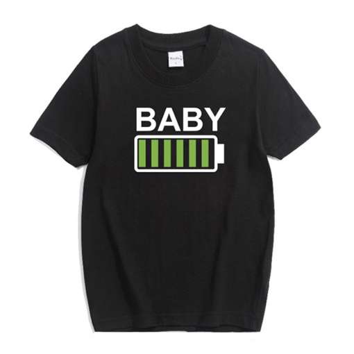 must T-särk valge kirjaga 'BABY' ja rohelise aku ikooniga
