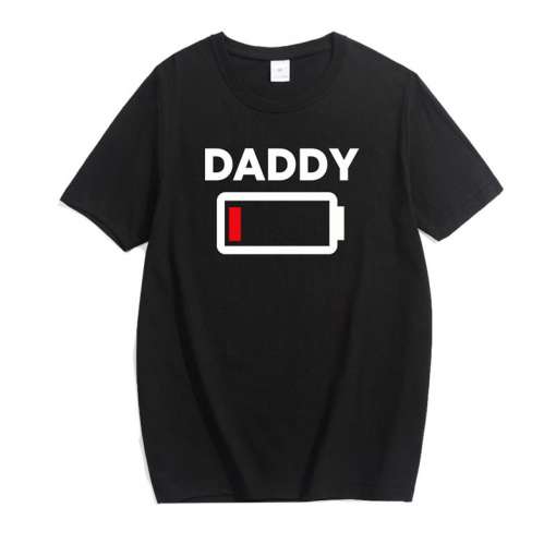 must T-särk kirjaga 'Daddy' ja tühja aku ikooniga