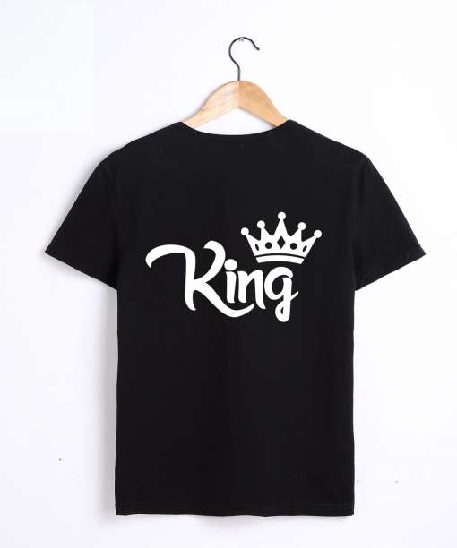 must T-särk valge tekstiga 'King' ja krooniga