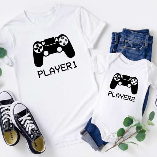 valged t-särgid mängukonsooli pildiga ja tekstiga player 1 ja player 2