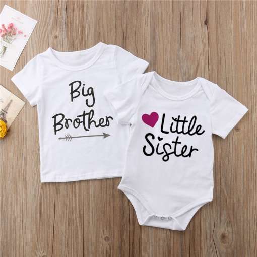 valged laste T-särk ja beebibodi kirjaga 'big brother' ja 'little sister'