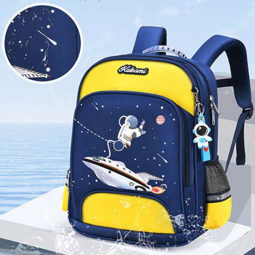 sinine ja kollane seljakott astronaudiga, millel on kosmoseteemaline disain