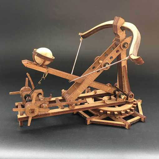 puidust 3D pusle, mis kujutab iidset kuulipildujat