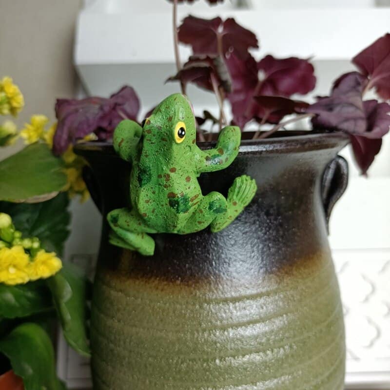 roheline konnafiguur ronimas lillepotil