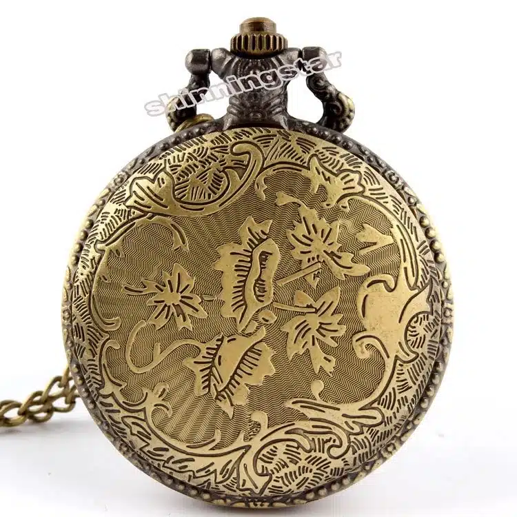 antiikse välimusega taskukell, millel on detailne lilleornament ja kuldne viimistlus