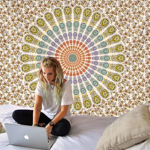 värviline mandala mustriga seinavaip valgel taustal