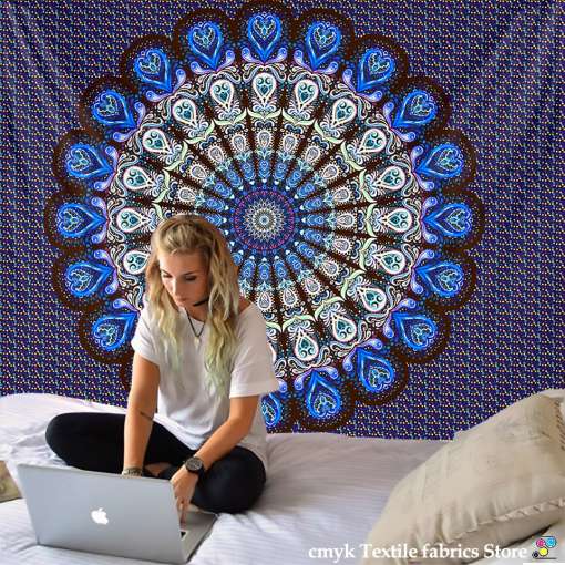 sinistes toonides mandala mustriga seinavaip voodi kohal