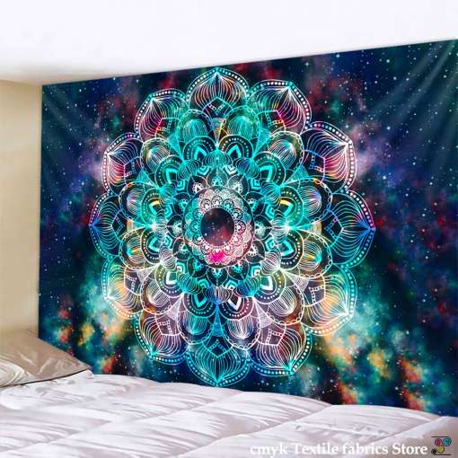 värviline mandala mustriga seinavaip voodi kohal