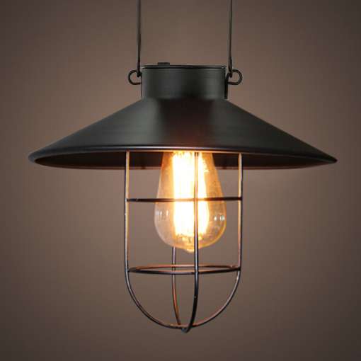 must metallist vintage stiilis latern, millel on kaitsev traatvõrk ja soe LED-pirn