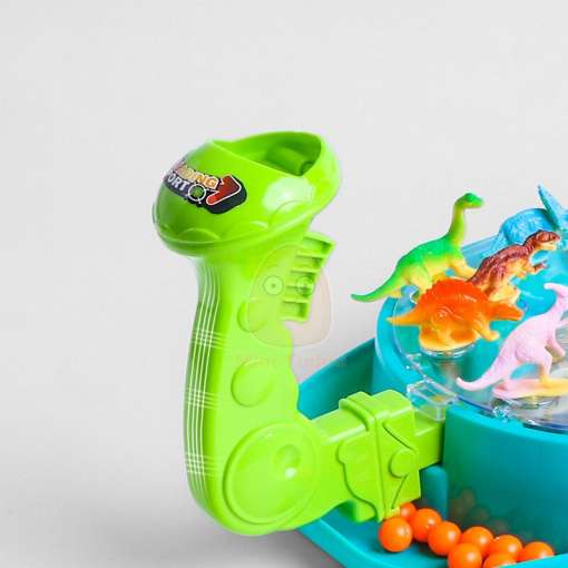 värvilised dinosaurused ja pallid rohelisel mängualusel