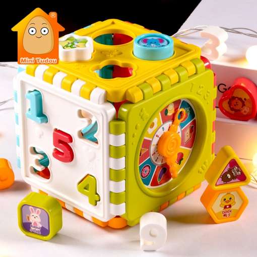 värviline Montessori kuubik numbrite ja kujunditega, millel on kella sihverplaat