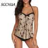 naine kannab lillemustriga vintage stiilis trikood