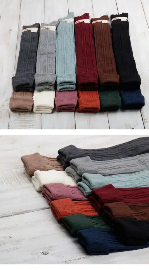 Mitmevärvilised kootud mustriga ülepõlve põlvikud puidust taustal, erinevad toonid nagu hall, must, pruun ja sinine, hoolikalt laotud kohvitassi juures.