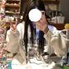 noor naine kannab valget harajuku stiilis pusat, millel on mustad illustratsioonid