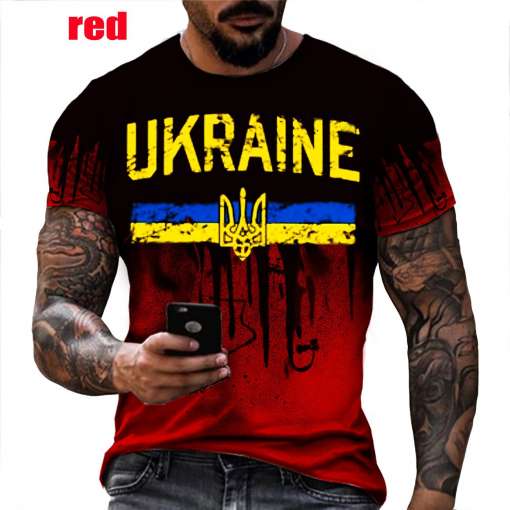 mees kannab punast t-särki ukraina kirjaga ja hoiab telefoni
