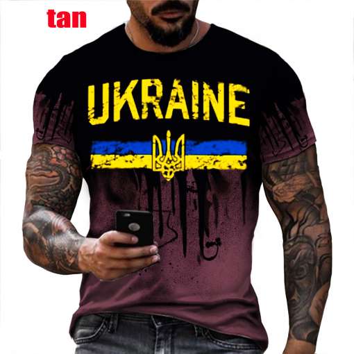 mees kannab musta T-särki Ukraina kirjaga ja sinikollase triibuga