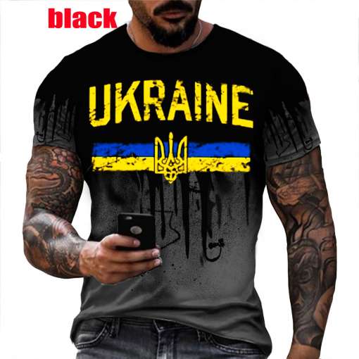 mees kannab musta T-särki Ukraina kirjaga