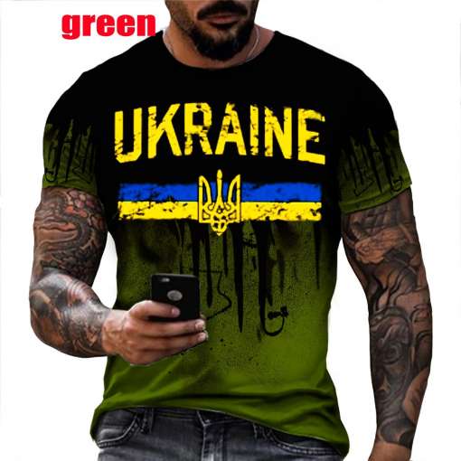 mees kannab musta t-särki Ukraina lipu ja kirjaga