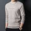 helehall meeste pullover, millel on minimalistlik disain ja pikkade varrukatega