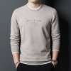 heledat värvi meeste pullover, millel on minimalistlik disain ja pikkade varrukatega